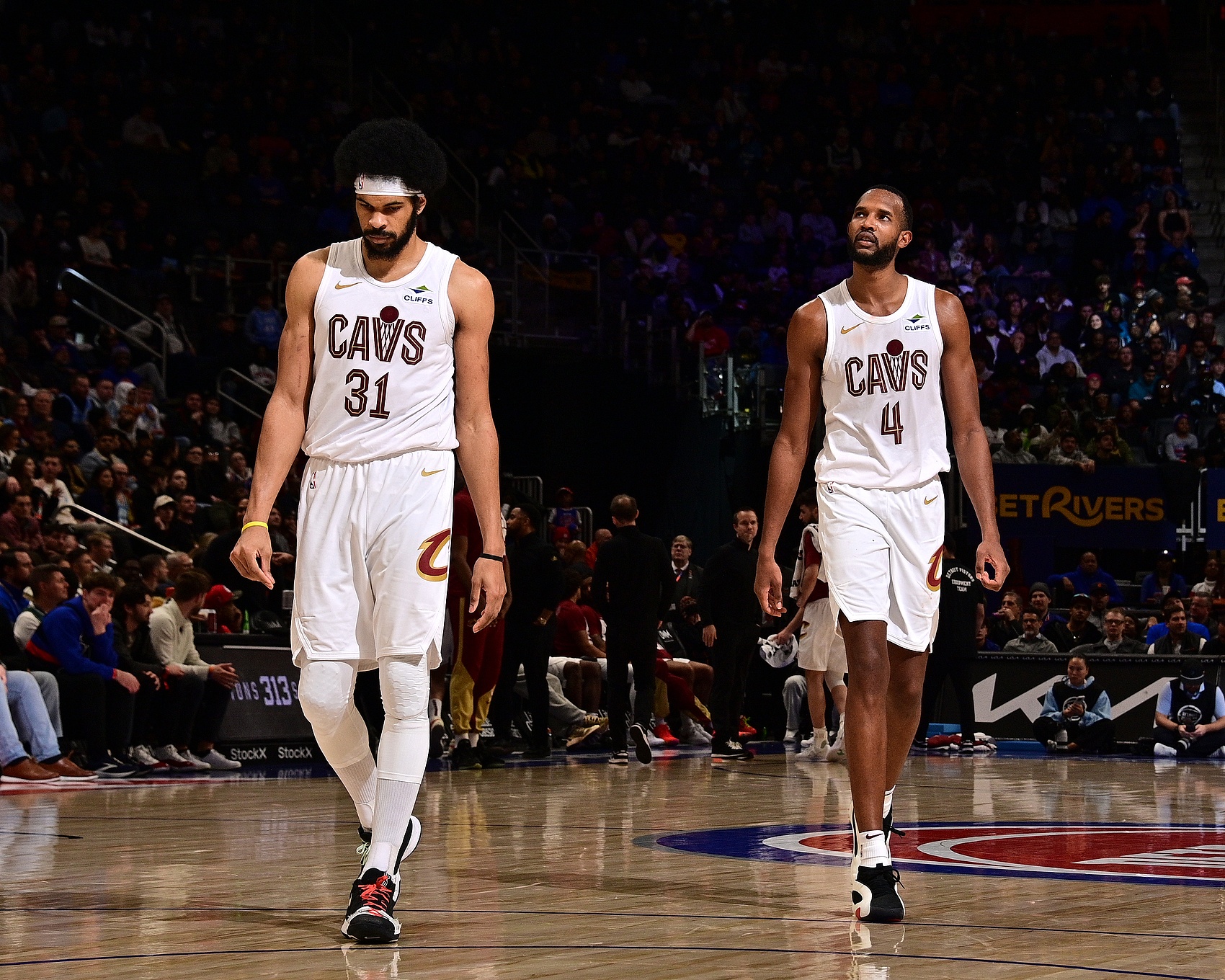 500彩票网官方-轮番轰炸！贾勒特·阿伦单臂空接 随后莫布里突破暴扣打停黄蜂